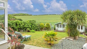 A house with a view of a green field and a clear sky. - Shoe Buttons Cottage at Gap Road (Filey)