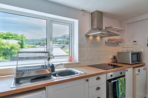 Een koelkast, een magnetron, een oven, een vaatwasser