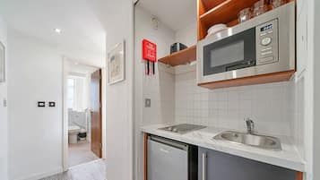 Kühlschrank, Wasserkocher, Kochgeschirr/Geschirr/Besteck