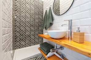 Douche, sèche-cheveux, serviettes fournies, savon