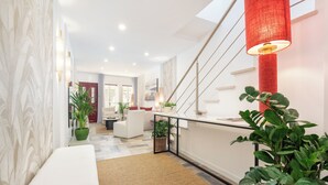 Ein modernes Interieur mit einer Bank, einer Treppe und einer roten Lampe.
