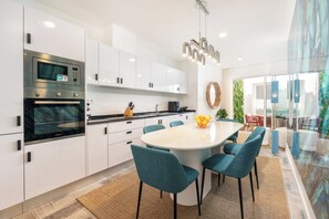 Mikrobølgeovn, ovn, kokeplater og oppvaskmaskin