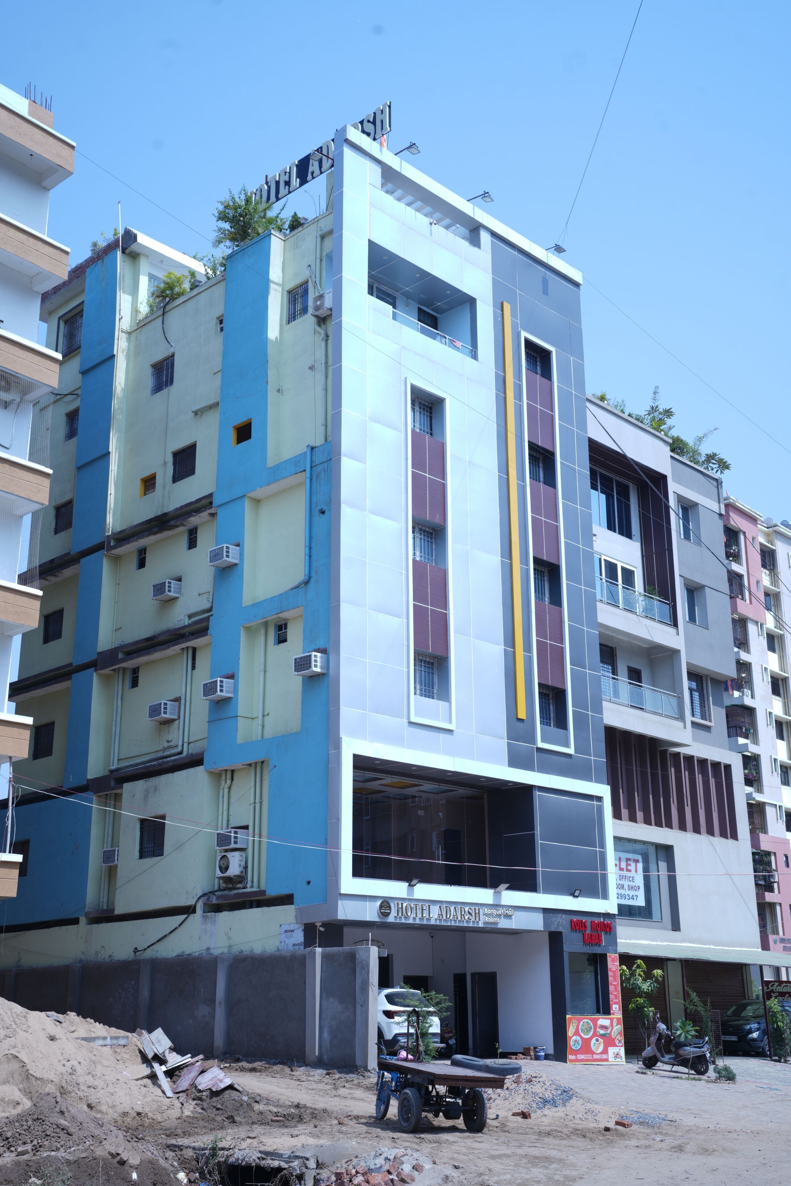 Un hôtel à plusieurs étages doté d’une façade moderne, de balcons et de climatiseurs.