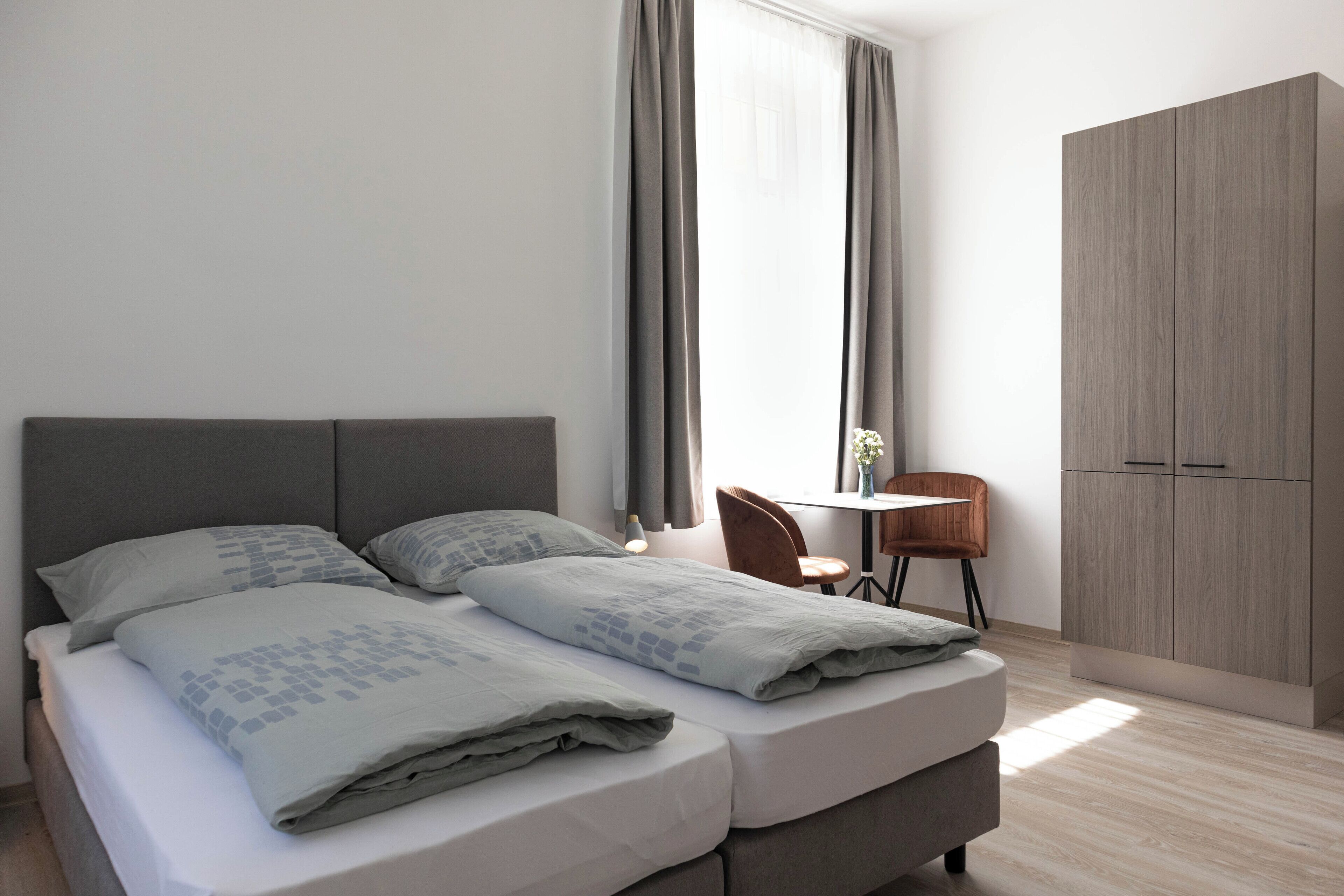 遮光窗帘、免费 WiFi、床单