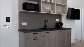 Comfort Apartment | Private kitchen | Mini-fridge, microwave, stovetop, cookware/dishes/utensils