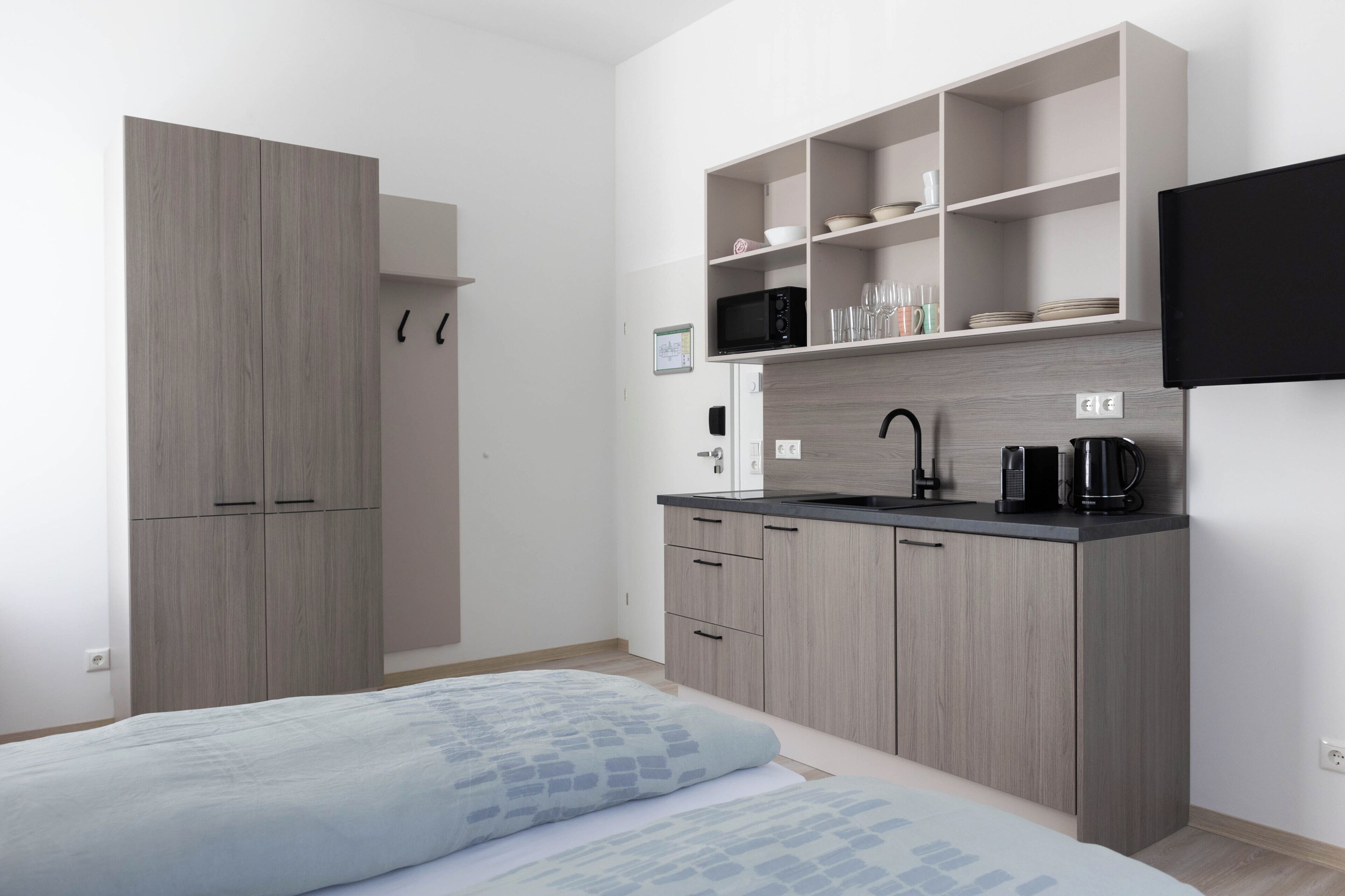 迷你冰箱、微波炉、炉灶、厨具/餐具