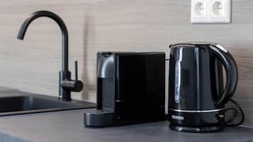 Mini réfrigérateur, micro-ondes, plaque de cuisson