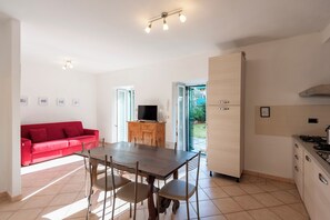 Classic-Apartment, Stadtblick | Wohnbereich | 43-Zoll-Smart-TV mit Digitalempfang