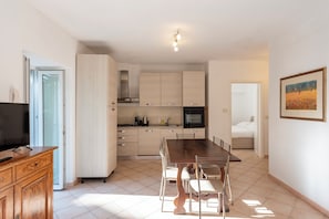 Family Apartment, 1 Bedroom, Garden View | Private kitchen