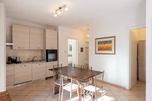 Appartement Classique, vue ville | Cuisine privée | Cafetière/bouilloire, bouilloire électrique