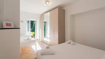 Apartamento família, 1 quarto, vista para o jardim | Ferros/tábuas de passar roupa, Wi-Fi de cortesia, roupa de cama