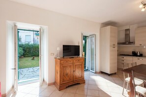 Apartamento clásico, vistas a la ciudad | Zona de estar | Smart TV de 43 pulgadas con canales digitales