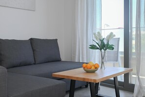 Appartement, 2 slaapkamers, uitzicht op de stad | Woonruimte | Een 42-inch smart-tv met kabelzenders