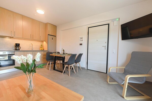 Apartment, 1 Bedroom, City View | In-room dining