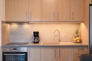 Apartment, 1 Bedroom, City View | Private kitchen | Full-size fridge, oven, stovetop, coffee/tea maker