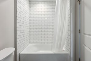Séchoir à cheveux, serviettes fournies, savon, papier de toilette