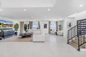 Lobby - Rancho Haven - Stylish Valley Getaway w/ Sunset Views (Tarzana)