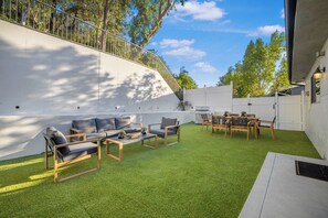 Outdoor dining - Rancho Haven - Stylish Valley Getaway w/ Sunset Views (Tarzana)