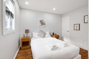 2 quartos, escrivaninha, ferros/tábuas de passar roupa