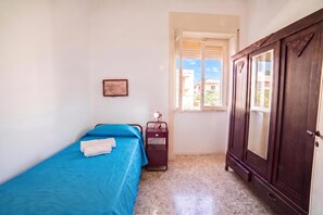 A small room with a bed, a wardrobe, a nightstand, and a window. - Giulia Sea View Villas (Santa Cesarea Terme)
