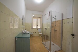 Separate tub and shower, bidet, towels, soap - Giulia Sea View Villas (Santa Cesarea Terme)
