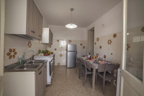 Vil·la familiar, 6 dormitoris, 2 banys (Villa Giulia Sea View) | Cuina privada | Frigorífic, forn, placa de cuina i cafetera i tetera