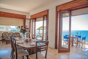 Villa familiar, varias habitaciones, 2 baños (Villa Giulia Sea View) | Restauración