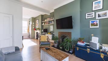 Apartment (Leafy & Stylish Brixton Retreat) | Living room