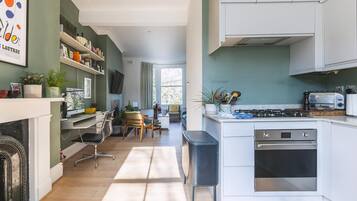 Apartment (Leafy & Stylish Brixton Retreat) | Private kitchen