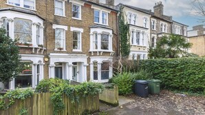 A row of terraced houses with white-framed windows and brick facades. - Leafy & Stylish Brixton Retreat (London)