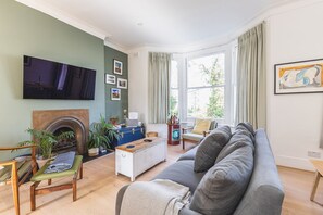 Apartment (Leafy & Stylish Brixton Retreat) | Living room | TV - Leafy & Stylish Brixton Retreat (London)
