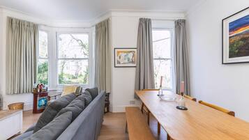 Apartment (Leafy & Stylish Brixton Retreat) | Living room | TV