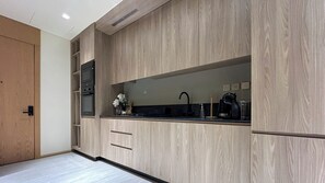 Luxury Penthouse, 1 King Bed, Balcony | Private kitchen | Fridge, microwave, oven, stovetop - Stylish 1BR Penthouse in The Autograph (Dubai)