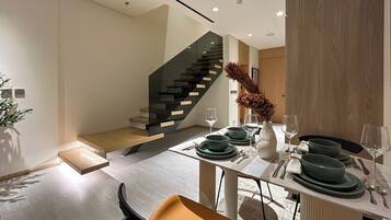 Luxury Penthouse, 1 King Bed, Balcony | Dining room