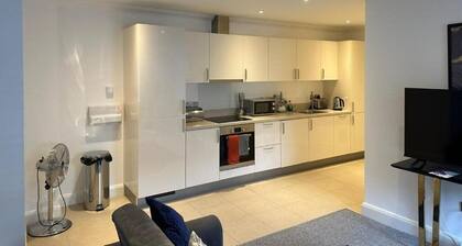 DH Aparthotels - Cromwell Apartment