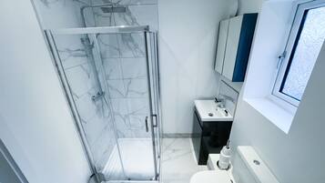 Apartment (1 Bedroom) | Bathroom | Free toiletries, towels