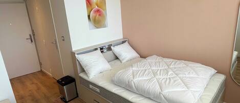 House | 1 bedroom, laptop workspace, iron/ironing board, bed sheets