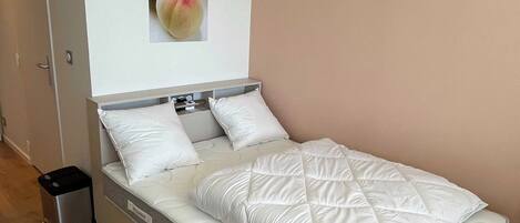 Hus | 1 sovrum, arbetsyta för laptop, strykjärn/strykbräda och sängkläder