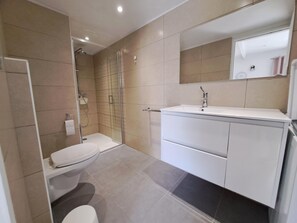 Bathroom - Holiday Home in Brittany Near Telgruc Beach (Telgruc-sur-Mer)