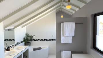 Deluxe Villa, Garden View | Bathroom | Eco-friendly toiletries, hair dryer, towels, soap