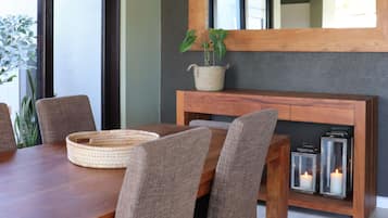 Villa – deluxe, hageutsikt | Oppholdsområde | En 40-tommers smart-TV med digitale kanaler samt Netflix og bøker