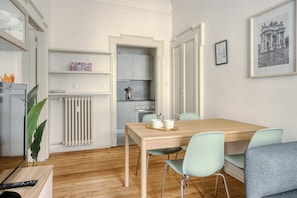 Appartement, 2 chambres | Coin séjour | TV connectée de 43 pouces avec chaînes numériques