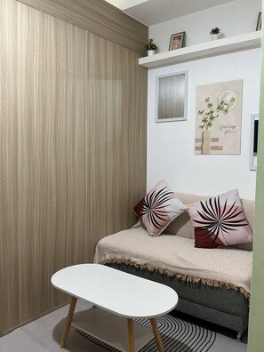 Huoneisto, 1 makuuhuone, parveke, näköala puutarhaan | Olohuone | Kirjoja