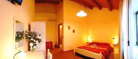 Chambre Triple Confort, patio, vue jardin | Wi-Fi gratuit
