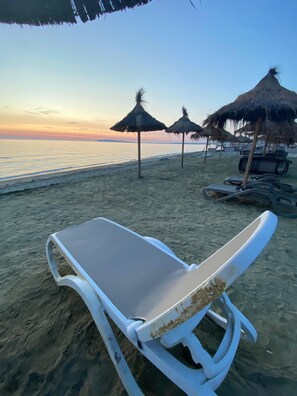 Praia particular, espreguiçadeiras, guarda-sóis, bar na praia 