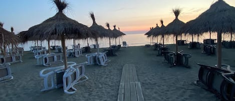 Playa privada, sillas reclinables de playa, sombrillas, bar en la playa