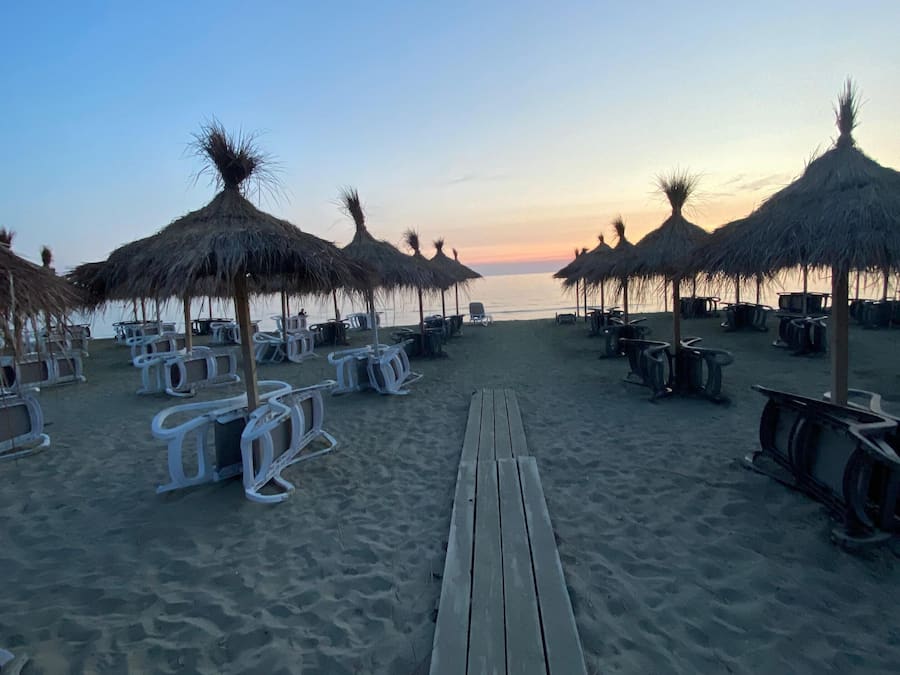 Praia particular, espreguiçadeiras, guarda-sóis, bar na praia