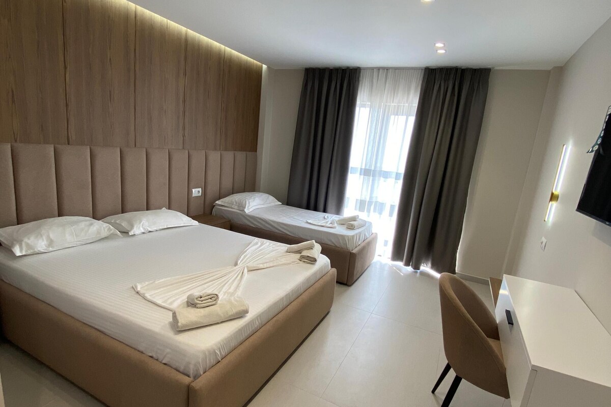 Deluxe Triple Room, Sea View | In-room safe, desk, soundproofing, WiFi (free)