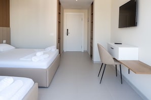 Quarto triplo conforto | Cofres nos quartos, escrivaninha, quartos à prova de som