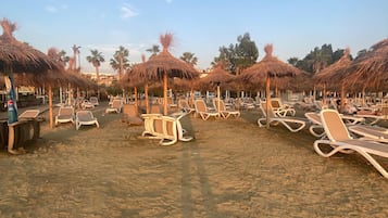 Playa privada, tumbonas, sombrillas y bar en la playa